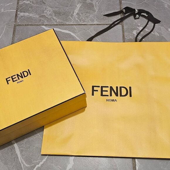 Fendi gift box.medium size.With tissue paper and a paper bag logo tag. - Picture 2 of 7